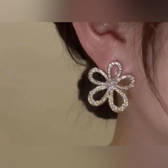 🌺 Betsey Johnson sparkling crystal flower earrings 🌺 - Picture 3 of 5